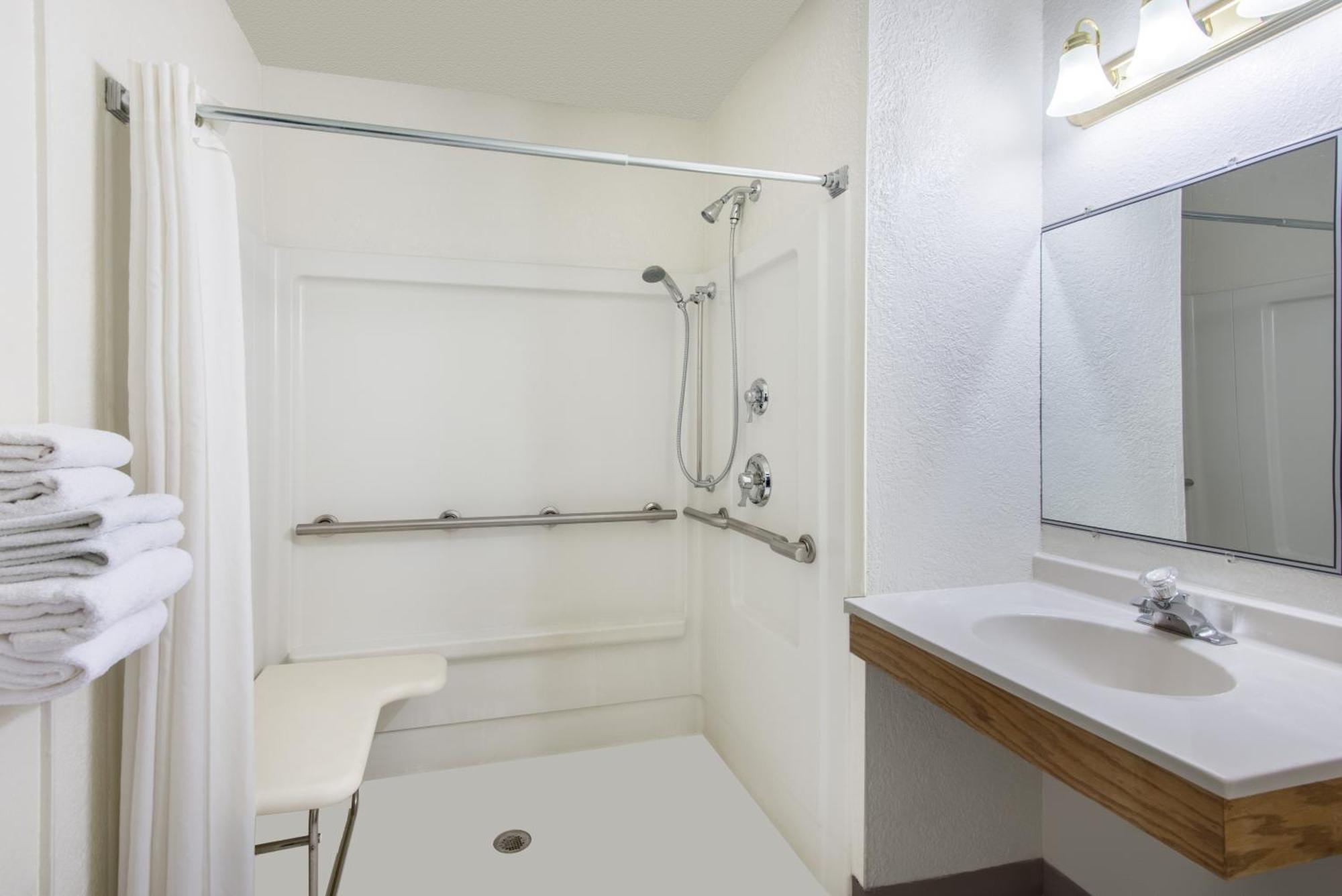 Super 8 By Wyndham Youngstown/Austintown Room photo